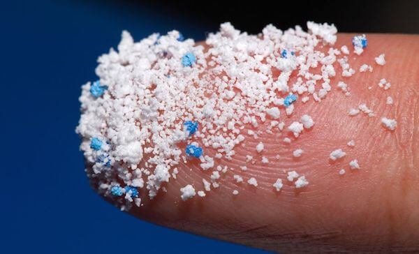 Microplasticos contaminantes en el agua